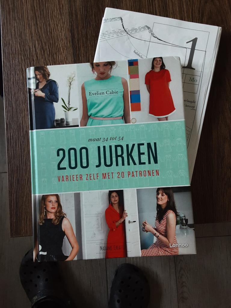 200 jurken naaiboek, Hobby en Vrije tijd, Naaien en Fournituren, Ophalen of Verzenden, Zo goed als nieuw