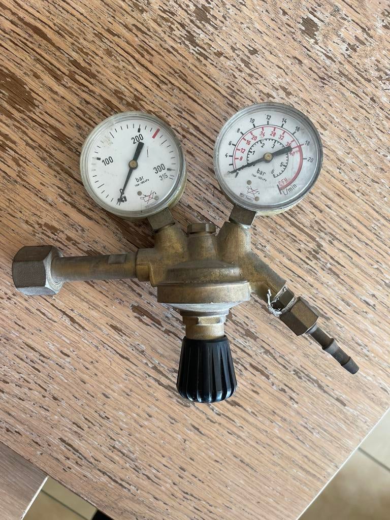 GASI gasdrukregelaar 300 bar met dubbele manometer, Doe-het-zelf en Bouw, Gereedschap | Lasapparaten, Ophalen, Gebruikt