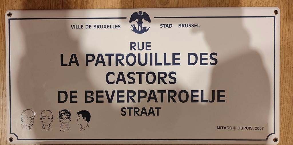 Straatnaambord: De Beverpatroelje, 2 ex. Mitacq 2007, Ophalen of Verzenden, Overige figuren, Nieuw, Plaatje, Poster of Sticker