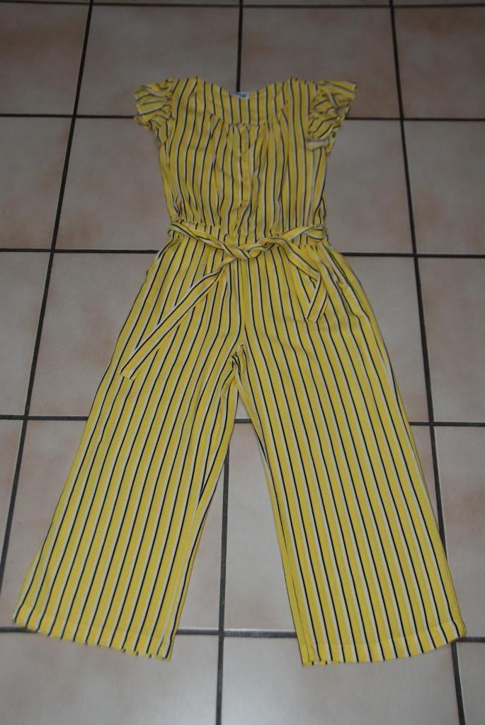 Mooi gevoerde gele jumpsuit met ruches T146cm als NIEUW, Broek, Meisje, BISSY, Ophalen of Verzenden