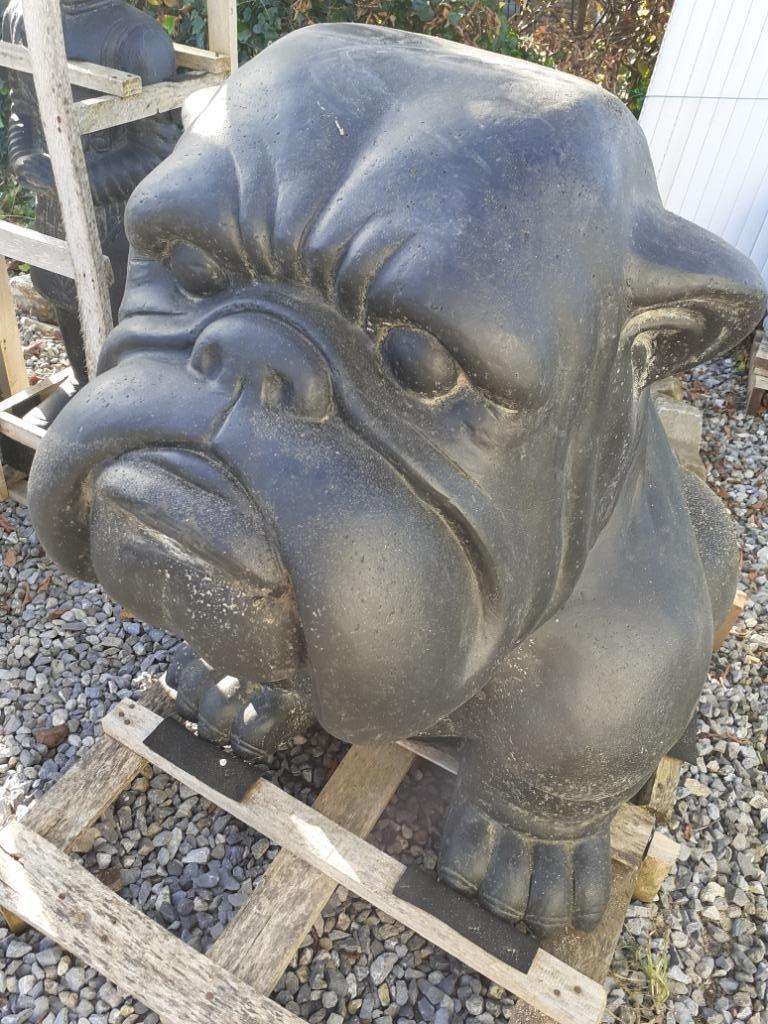 Groot gepatineerd stenen beeld (de bulldog), Tuin en Terras, Ophalen, Nieuw, Overige materialen, Dierenbeeld