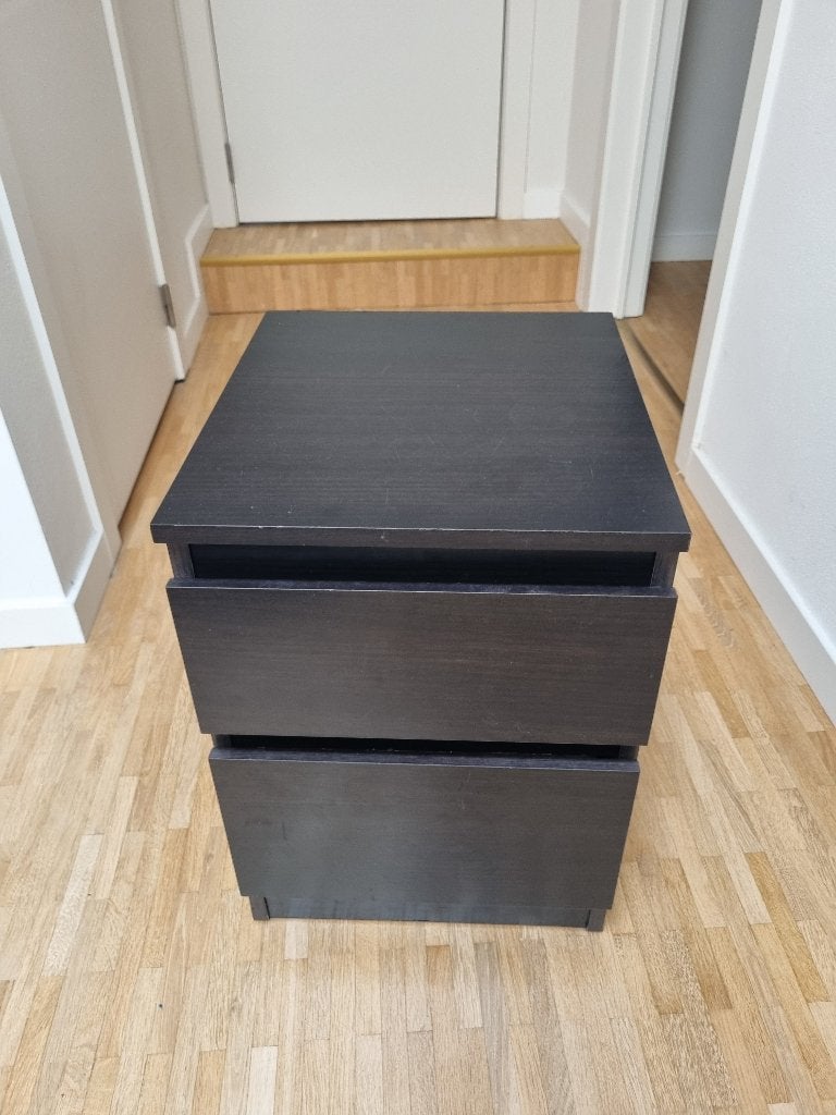 IKEA nachtkastje Malm zwart, Huis en Inrichting, Slaapkamer | Nachtkastjes, Ophalen, Gebruikt, Minder dan 45 cm, Minder dan 55 cm