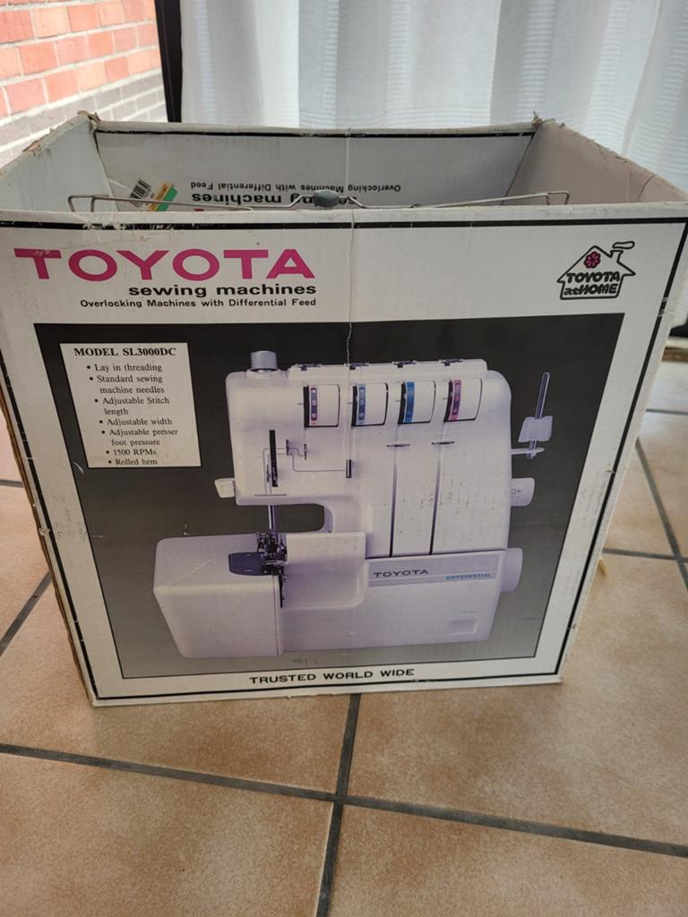 Overlock naaimachine Toyota, Antiek en Kunst, Antiek | Naaimachines, Ophalen