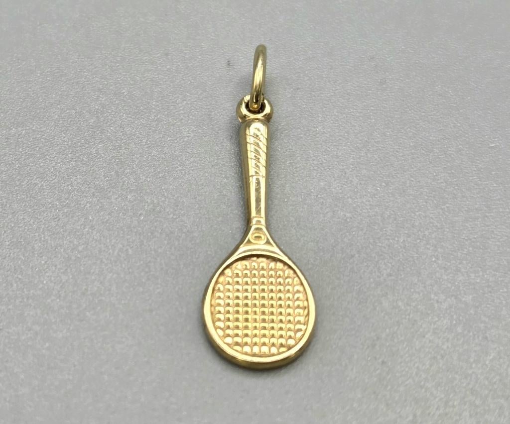 Cintre pour raquettes de tennis doré. 2026/172., Enlèvement ou Envoi, Comme neuf, Or, Autres représentations