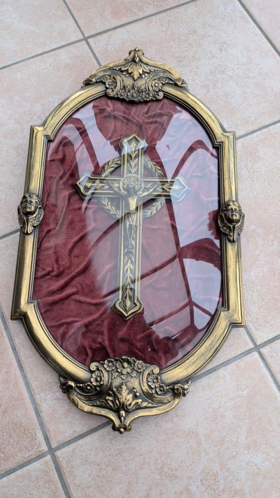 Kruisbeeld achter glas op rood fluweel (crucifix) 55x32cm, Antiek en Kunst, Ophalen