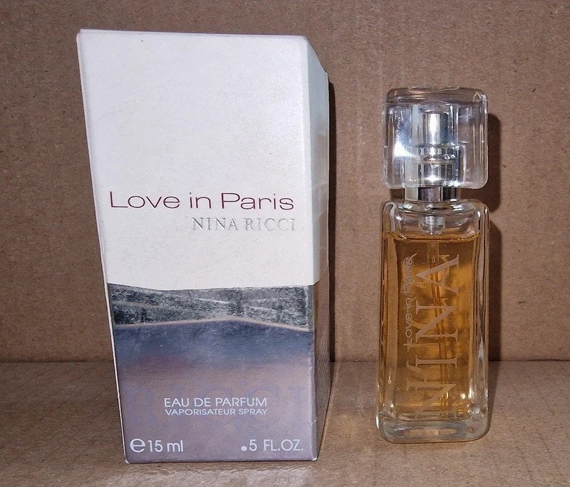 Miniature de parfum Nina Ricci Love in Paris EDP 15 ml, Collections, Envoi, Comme neuf, Miniature, Plein