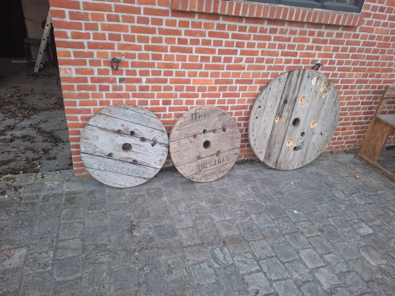 Houten schijven van kabelhaspels, Ophalen