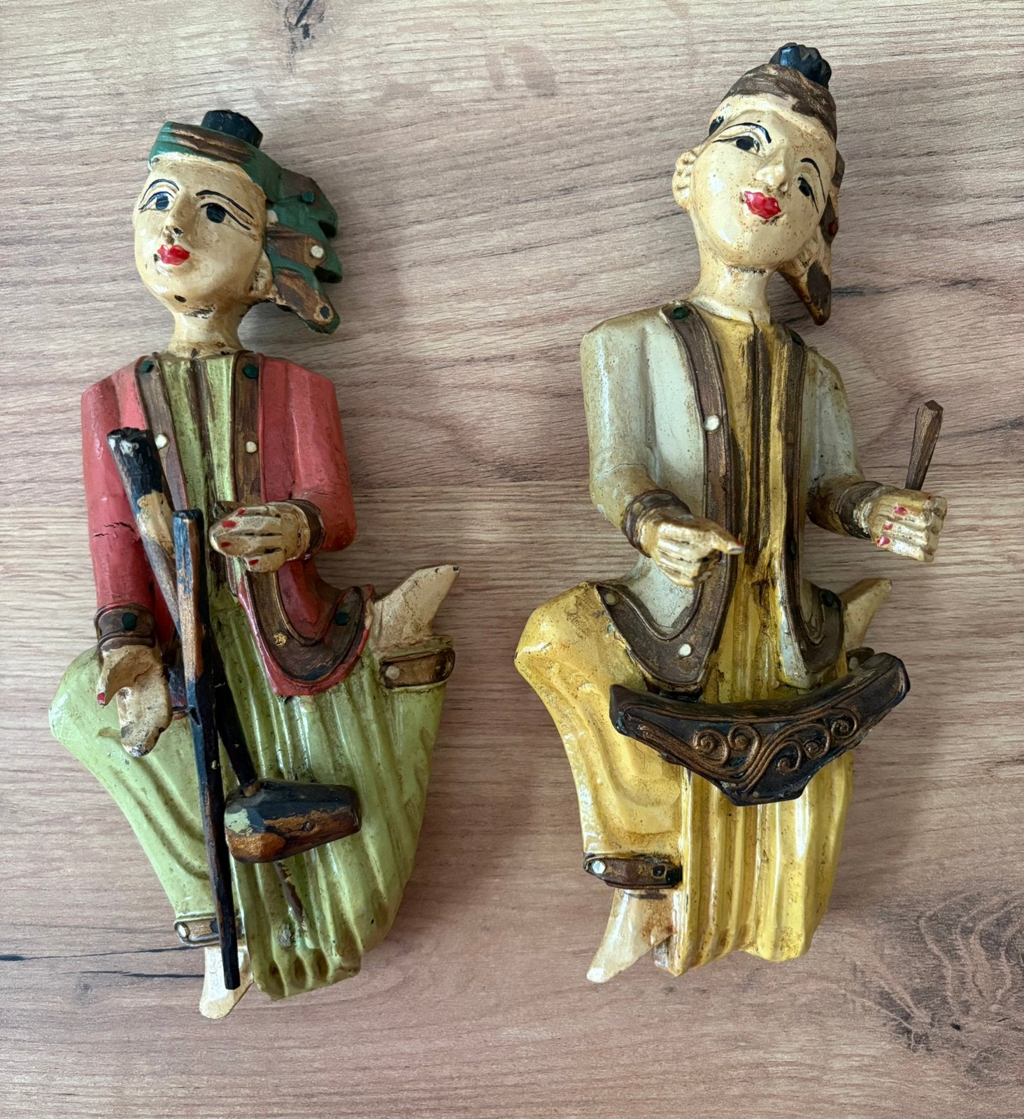 Paire de statuettes murales en bois sculpté et peint, Enlèvement, Utilisé, Autres types
