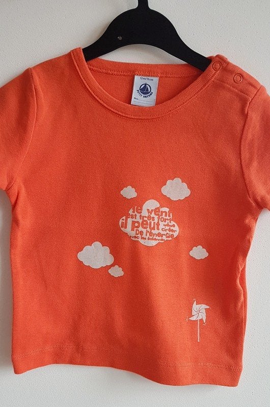 PETIT BATEAU - T-shirt orange nuages - T.12 mois/74cm, Garçon ou Fille, Enlèvement ou Envoi, Utilisé, Chemisette ou Manches longues