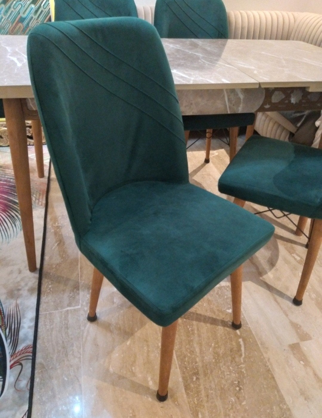 Uitschuifbare tafel + 6 fluwelen stoelen