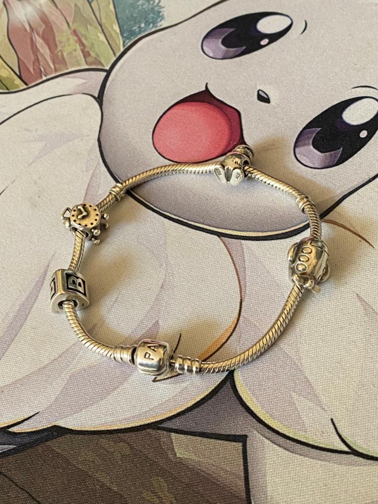Pandora armband 21cm met 4 bedels, Bijoux, Sacs & Beauté, Bracelets, Comme neuf, Enlèvement