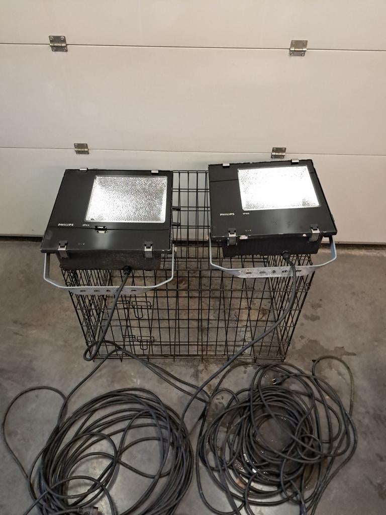 2 grote werf lichten, Ophalen, Zo goed als nieuw, 500 watt of meer, Lamp met armatuur