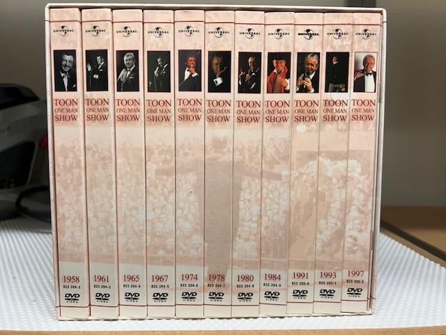 Een box met veertig jaar Toon Hermans op 22 dvds., Cd's en Dvd's, Ophalen, Nieuw in verpakking