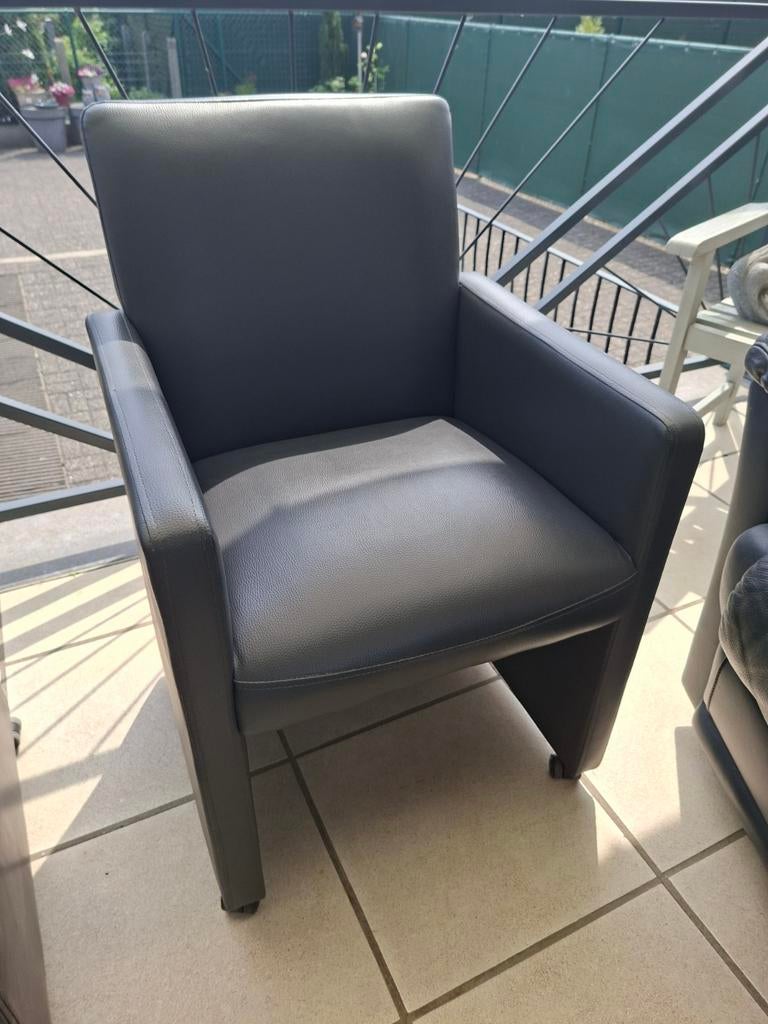 4 chaises de salle à manger grises sur roulettes., Enlèvement