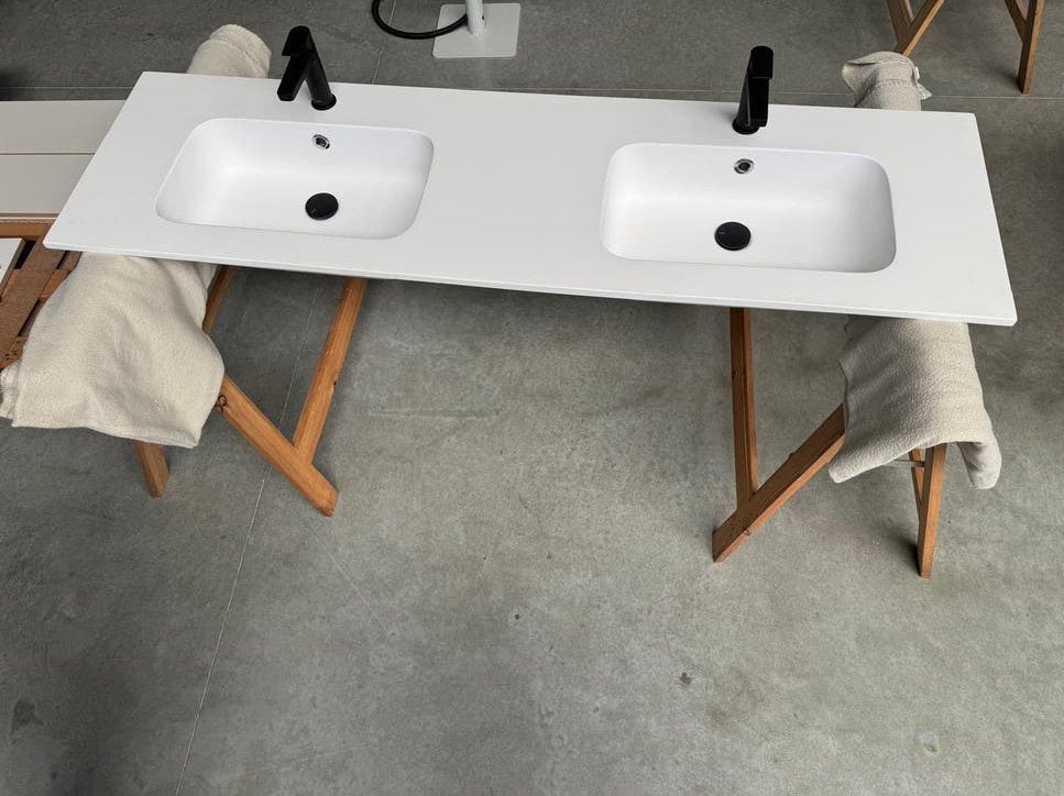 Dubbele wasbak in corian met kranen, Huis en Inrichting, Badkamer | Complete badkamers, Ophalen, Nieuw