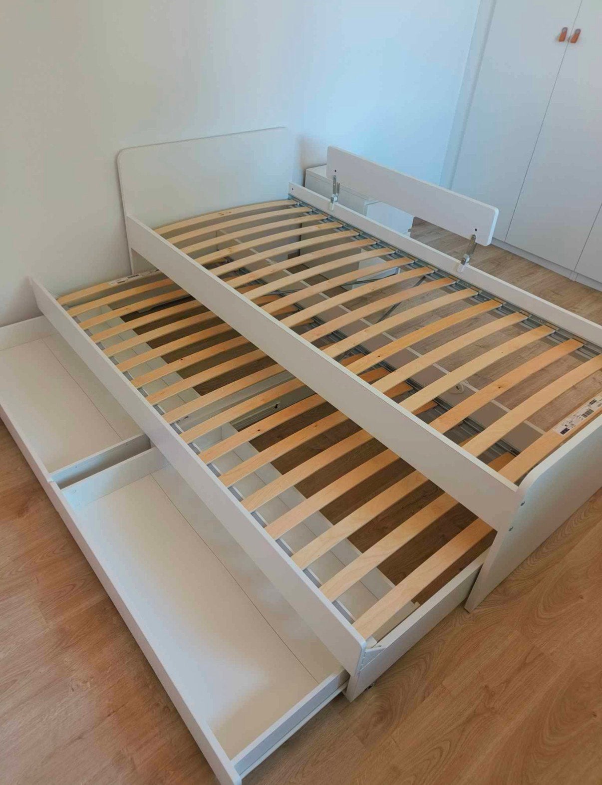 Kinderbed met zijsteun en nachtkast Ikea, Ophalen, 90 cm, Eenpersoons, Wit