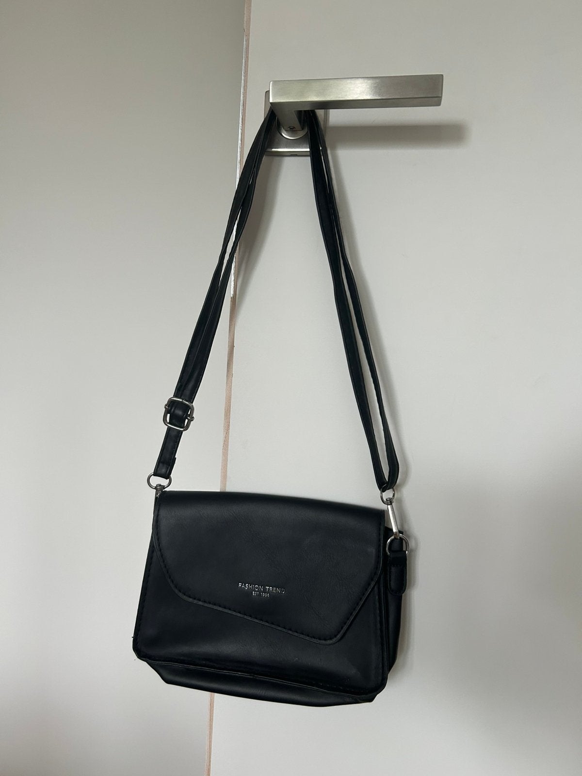 Schoudertas zwart, Bijoux, Sacs & Beauté, Sacs | Sacs à bandoulière, Enlèvement ou Envoi, Comme neuf, Noir, Autres marques