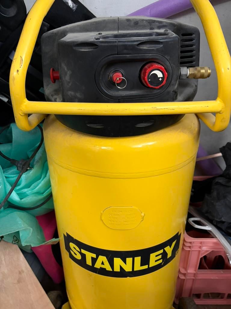 Stanley compressor 100 liter, Doe-het-zelf en Bouw, Compressors, Ophalen, Zo goed als nieuw