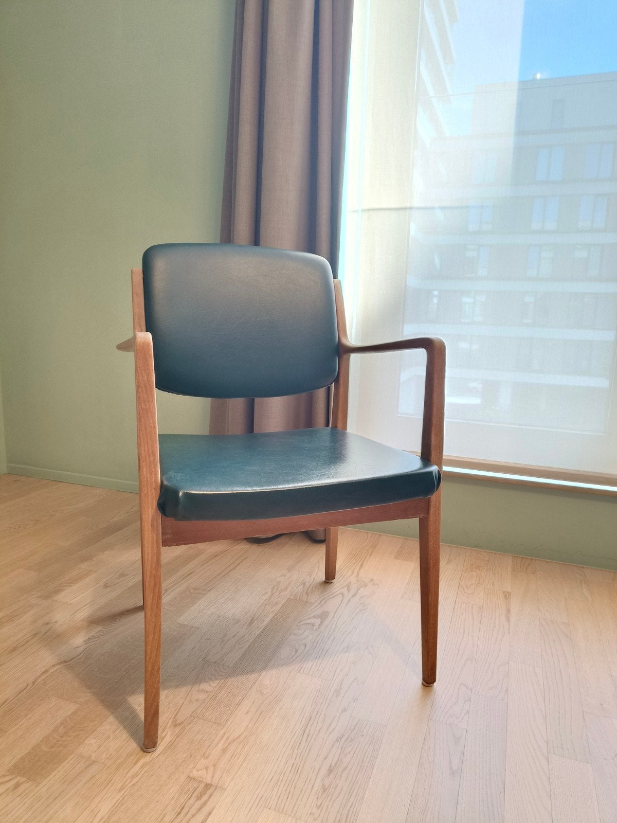 Stoel vintage met armleuningen, Ophalen