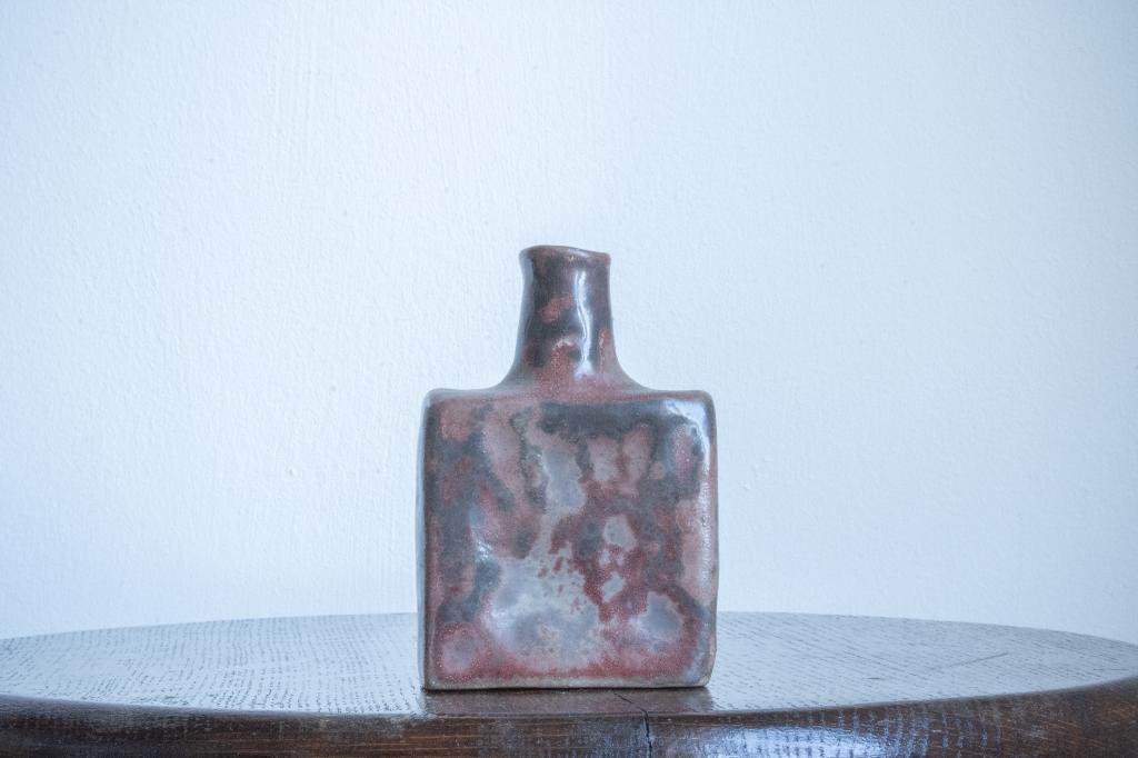 Small Red Ceramic Vase Signed Mobach, Keramiek Vaasje, Antiek en Kunst, Ophalen of Verzenden