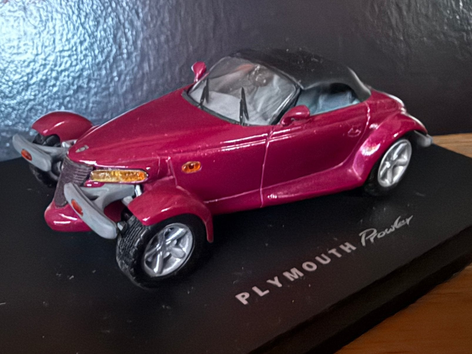 Plymouth Prowler ‘hot rod’, Hobby en Vrije tijd, Modelauto's | 1:43, Zo goed als nieuw, Auto, Universal Hobbies, Ophalen of Verzenden