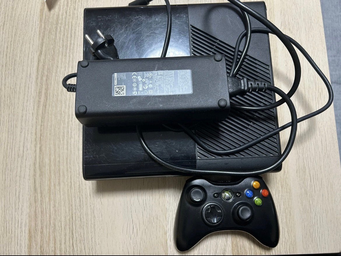 xbox 360 e + 10 jeux + kinect, Games en Spelcomputers, Spelcomputers | Xbox 360, Gebruikt, 360 E, Met games, Ophalen of Verzenden