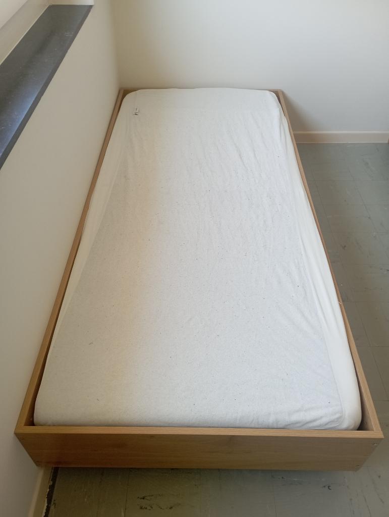 Bedframe ELLINGE 90x200 m/opbergruimte warm eiken kleur, Huis en Inrichting, Slaapkamer | Bedden, Zo goed als nieuw, Eenpersoons