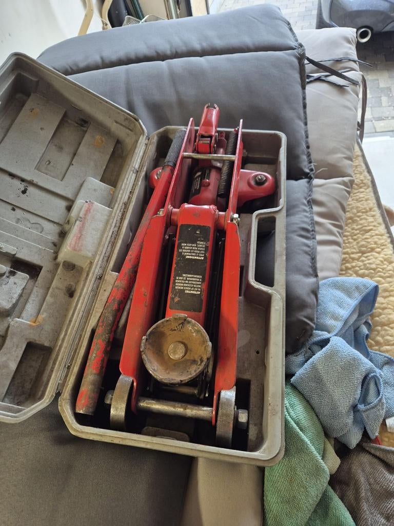 Rode hydraulische garagekrik, Enlèvement