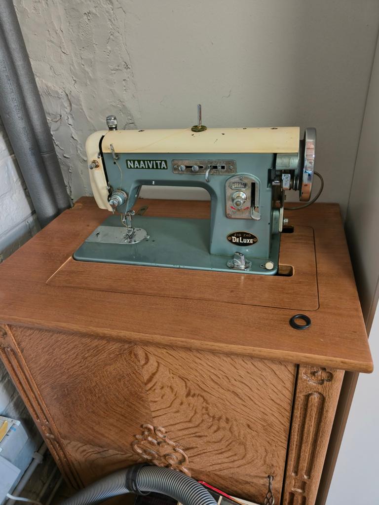 Oude naaimachine NAAIVITA, Antiek en Kunst, Antiek | Naaimachines, Ophalen
