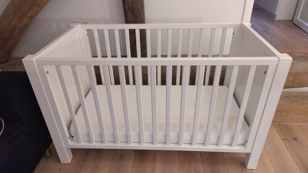 babybed + matras aerolseep + beschermer en hoeslaken, Ophalen, Zo goed als nieuw, Minder dan 140 cm, Matras