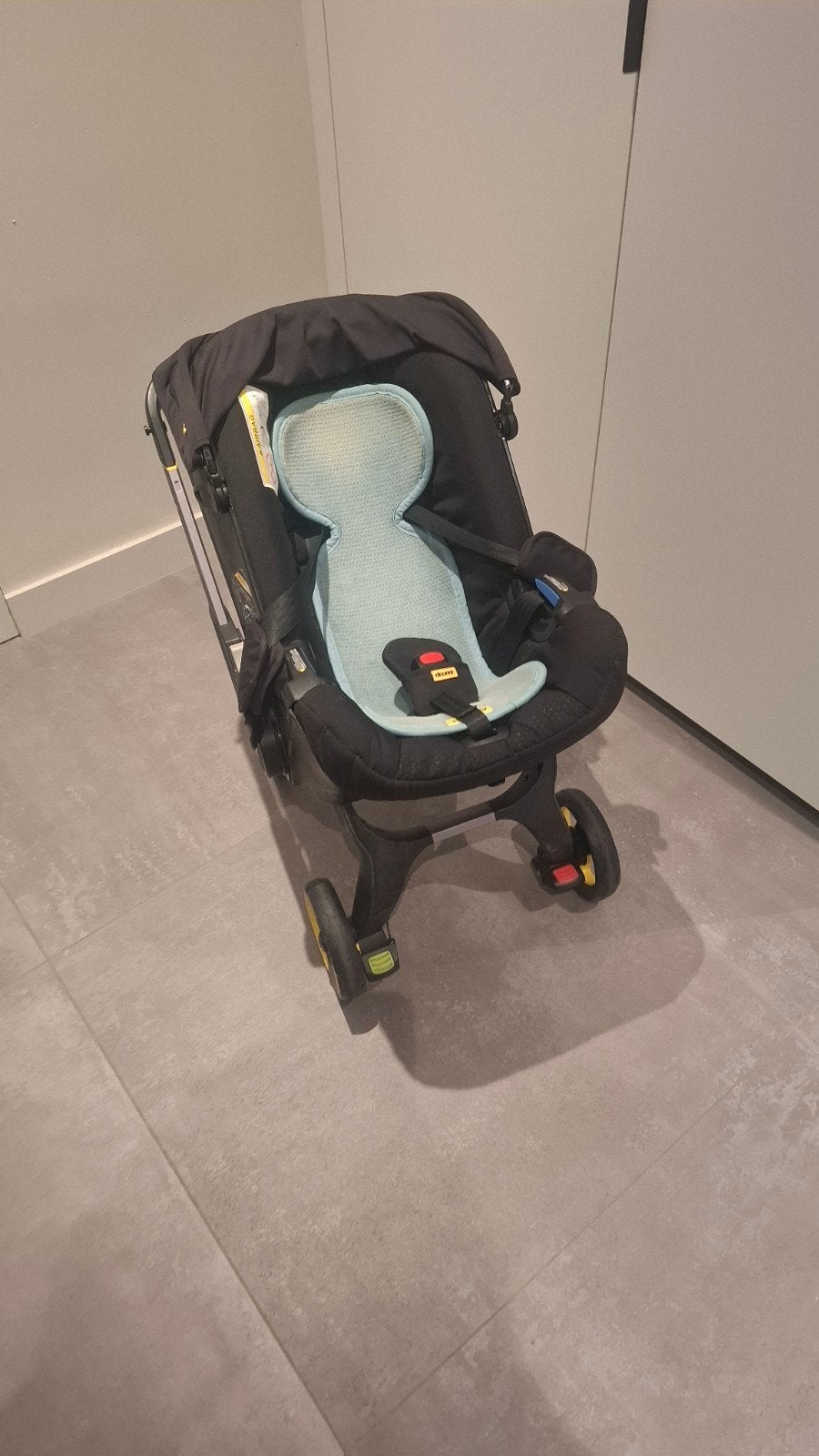 Doona buggy + 2 x isofix basis IN NIEUWSTAAT, Kinderen en Baby's, Autostoeltjes, Ophalen, Isofix