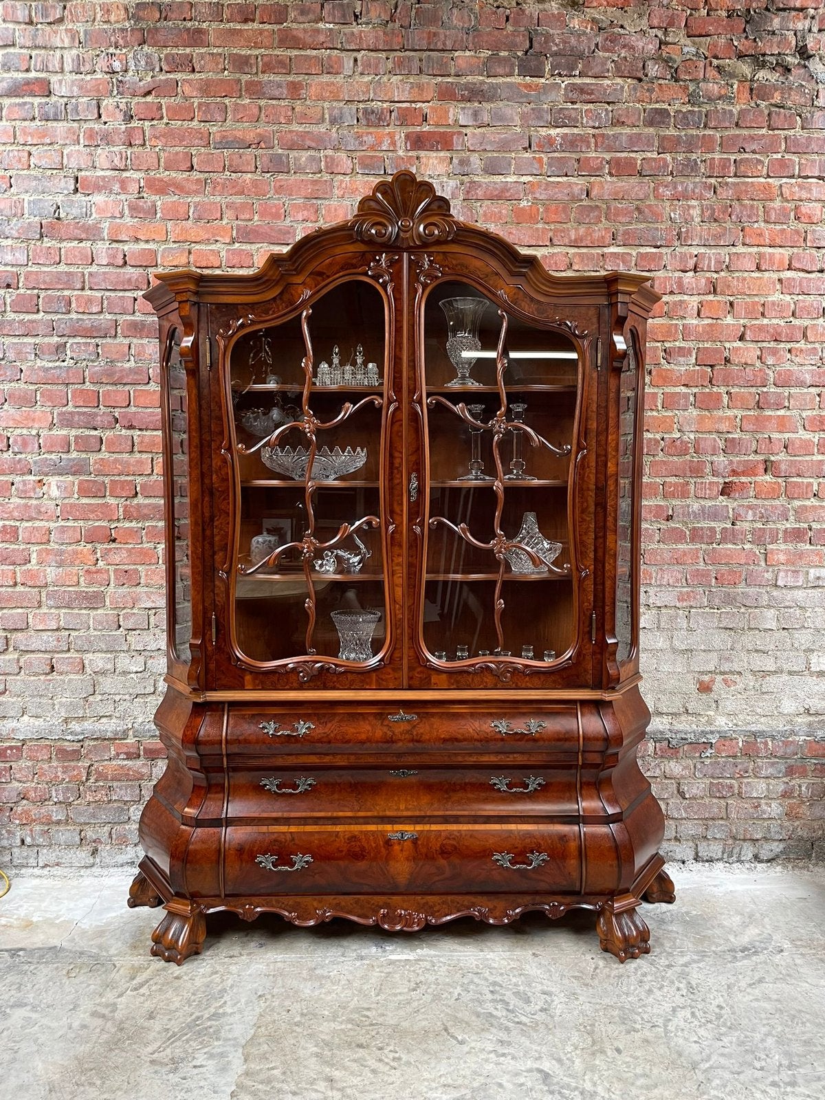Vintage neo-barok vitrinekast / buffetkast in noten fineer, Antiek en Kunst, Antiek | Meubels | Kasten, Ophalen