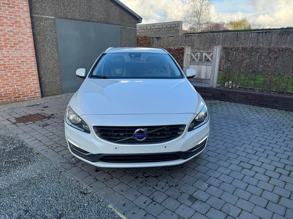 Volvo V60 2.0D 150pk Euro6b   *OCEAN RACE VERSIE*, Autos, Volvo, Cuir, Entreprise, Boîte manuelle, Noir