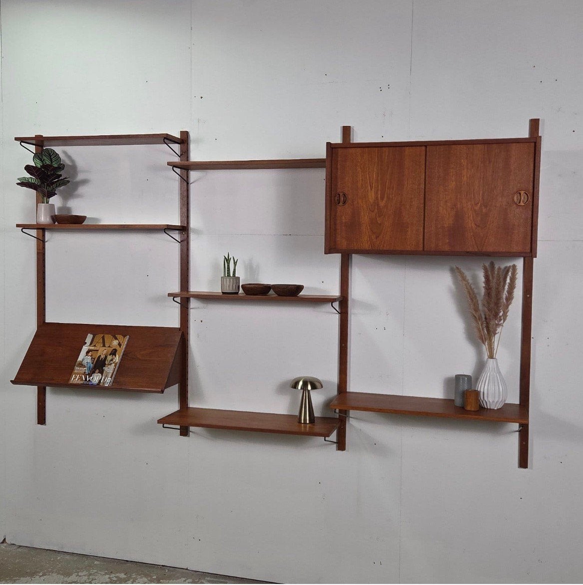 Kurt Østervig, bibliothèque murale danoise, années 1960, Teck, Avec porte(s), 25 à 50 cm, 200 à 250 cm