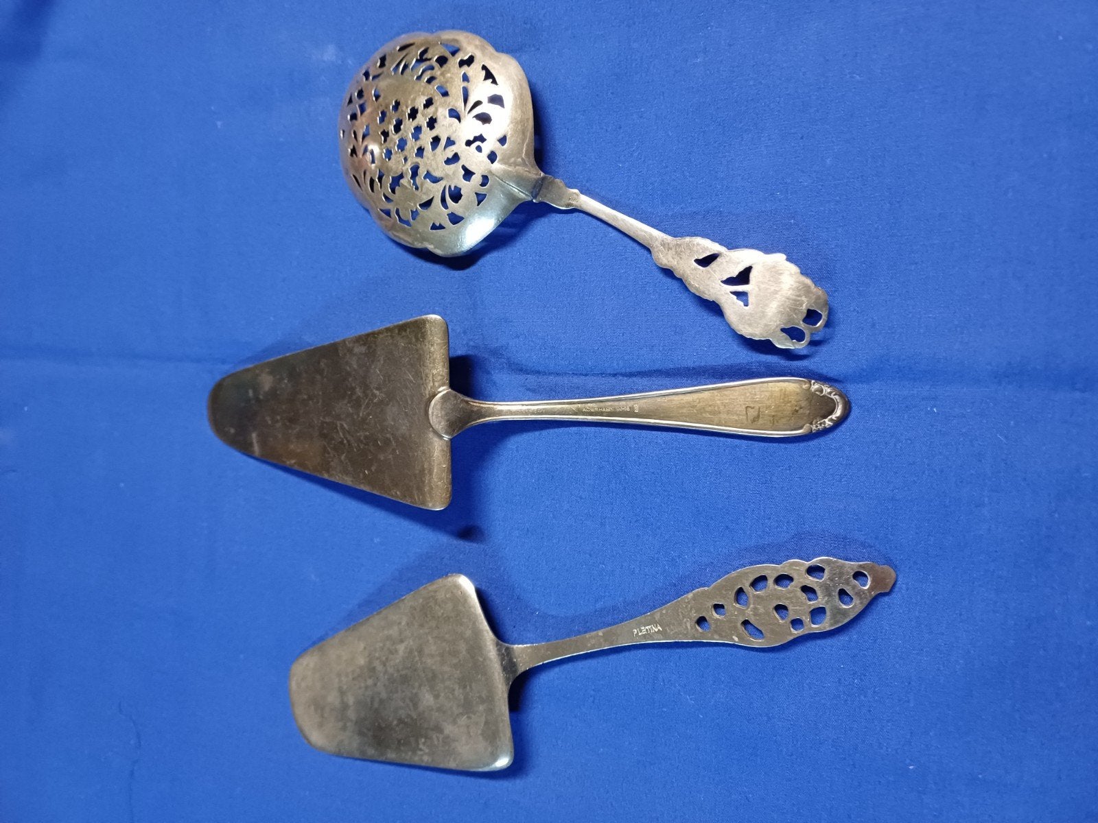 Couverts à gâteaux anciens en argent, Envoi, Argent