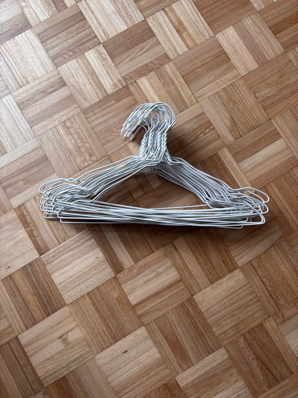 30 witte draadkledinghangers (JYSK), Ophalen, Gebruikt, Metaal