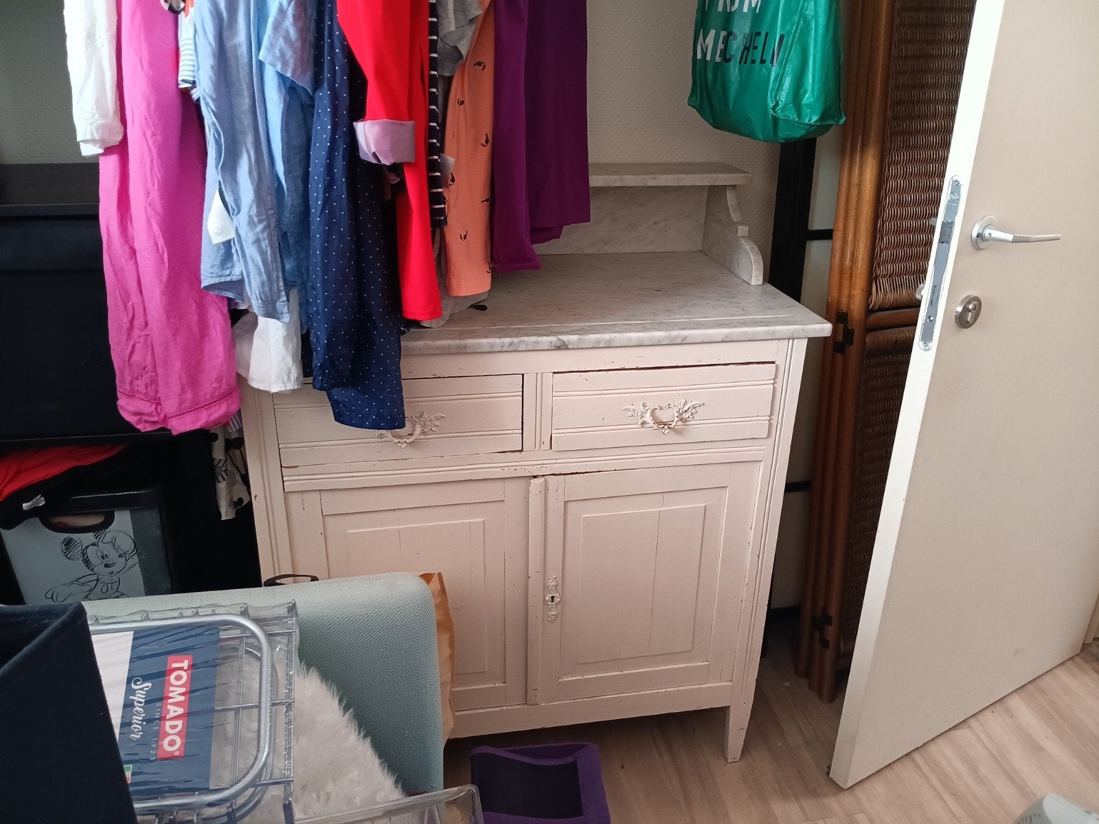 Armoire en marbre, Enlèvement
