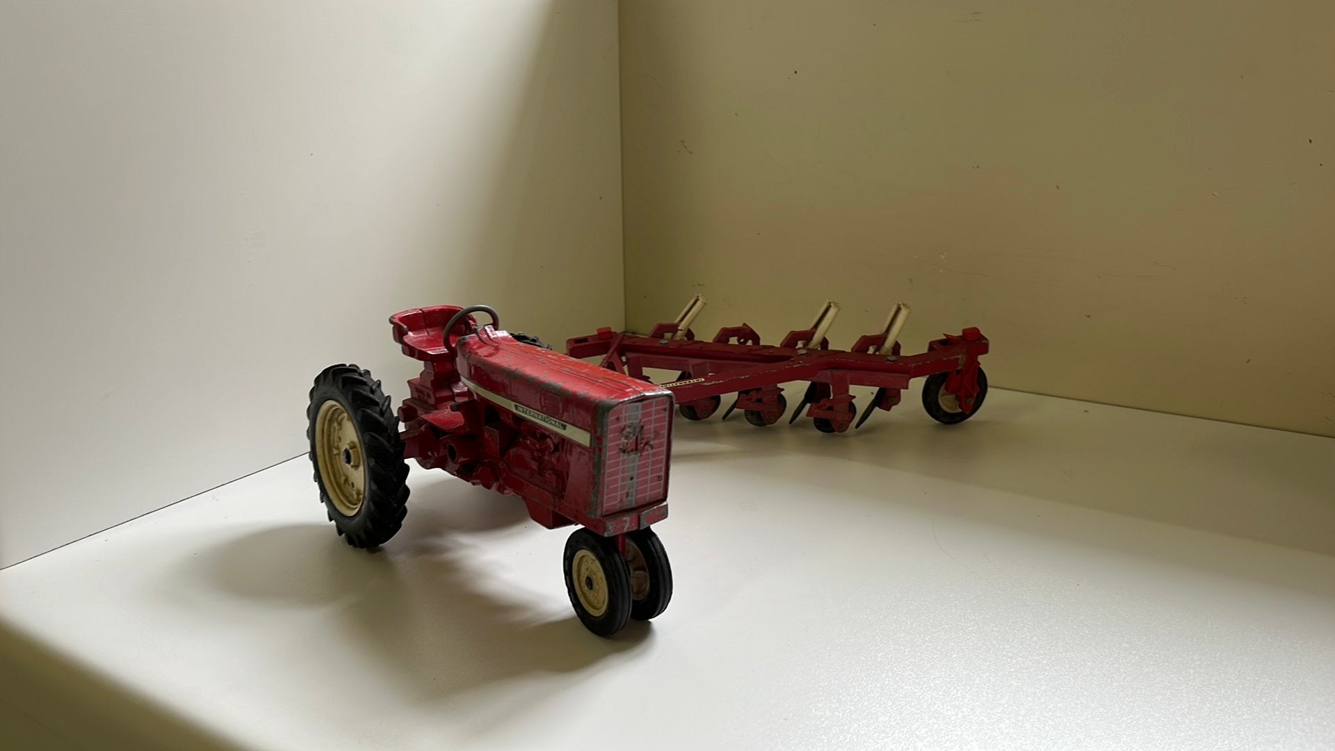 Speelgoed tractor met ploeg, Enlèvement