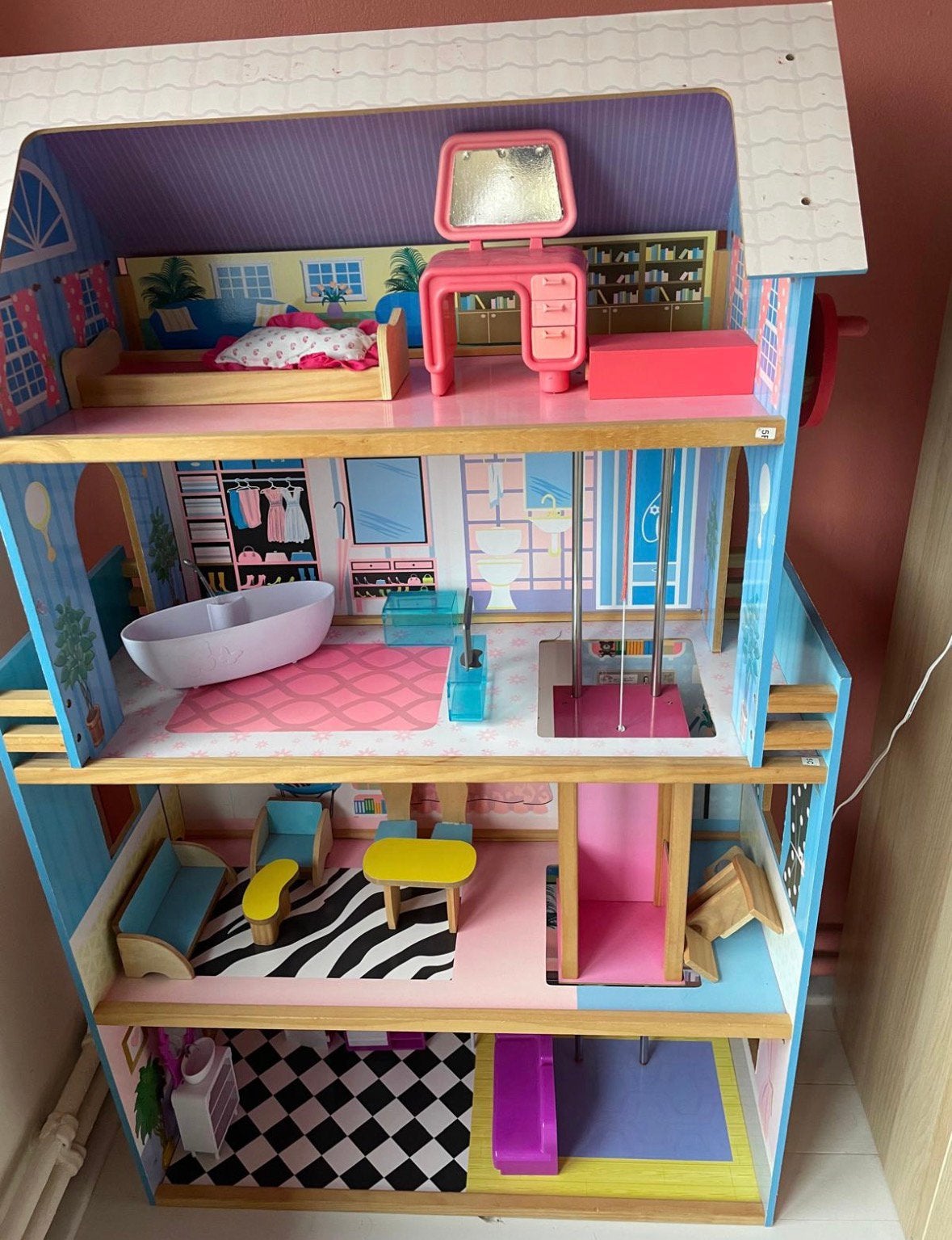 Barbie huis met lift met verschillende accessoires., Kinderen en Baby's, Speelgoed | Poppenhuizen, Ophalen, Zo goed als nieuw