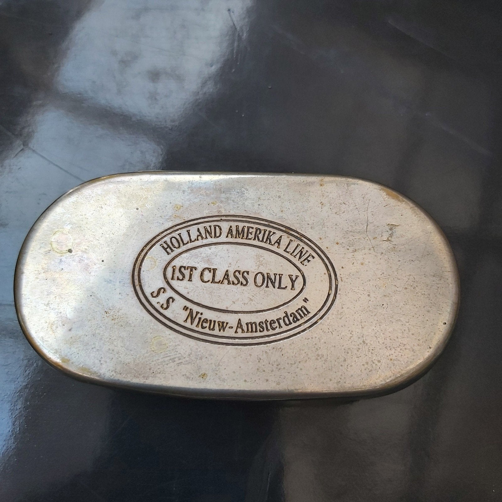 Pilulier ou boîte à bonbons antique S.S. Nieuw Amsterdam de, Enlèvement