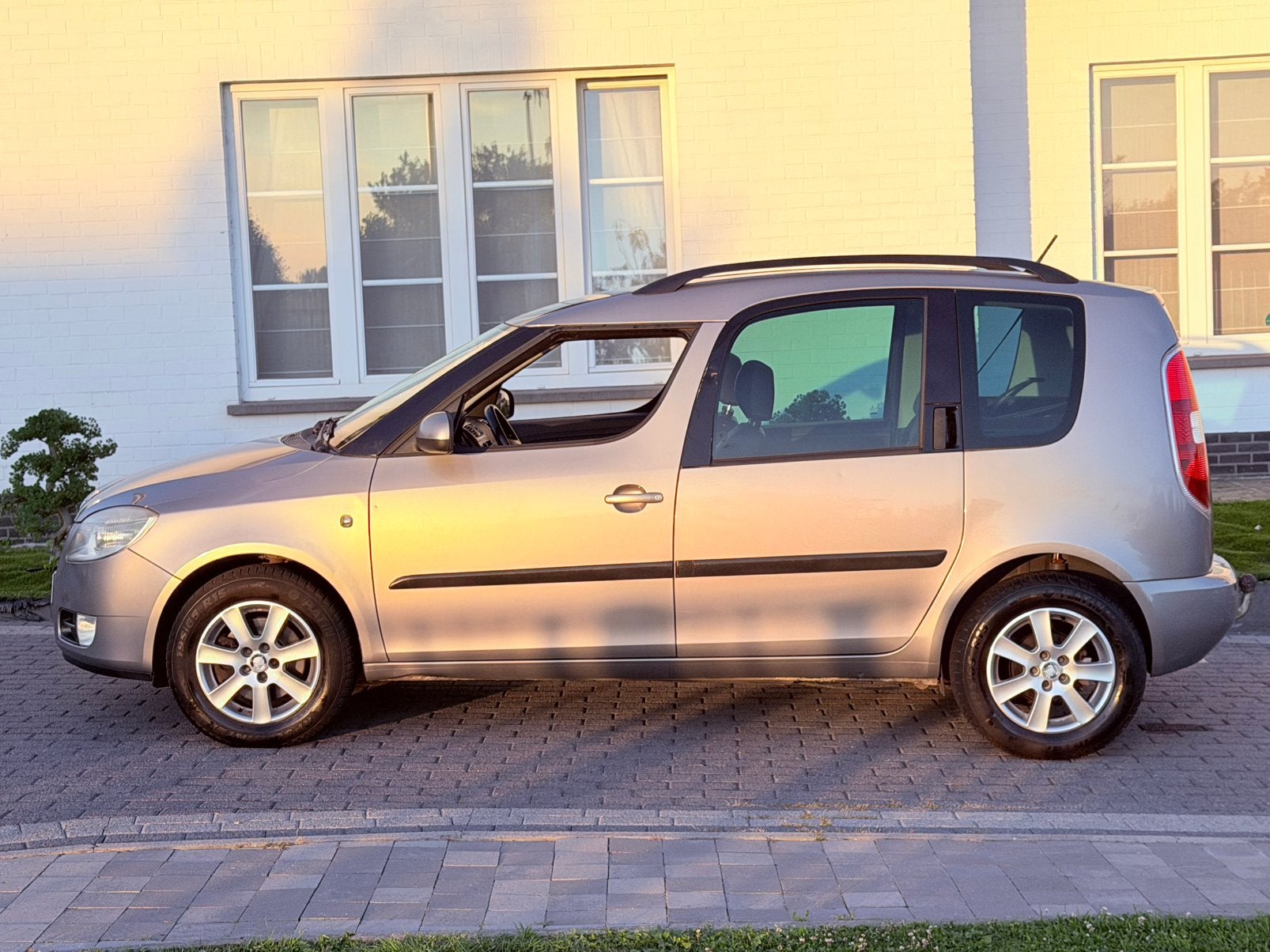 Skoda Roomster 1.6i benzine * Automaat * pano dak * leder *, Autos, Skoda, Entreprise, Carnet d'entretien, Roomster, Noir