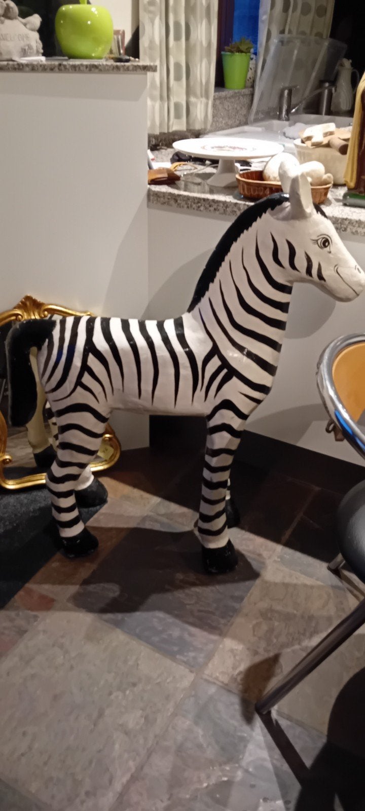 Vieux zèbre, papier mâché, Enlèvement