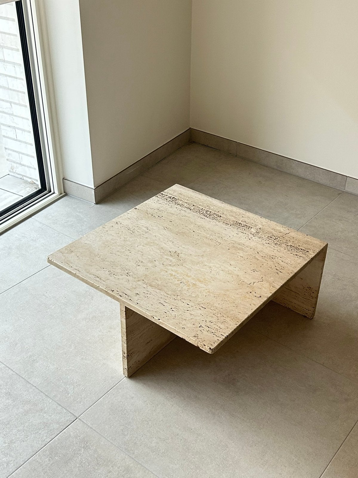 Table basse en travertin, Enlèvement
