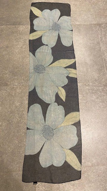 Bianca foulard met blauwe en gele bloemen, Kleding | Dames, Mutsen, Sjaals en Handschoenen, Bianca, Ophalen of Verzenden, Zo goed als nieuw