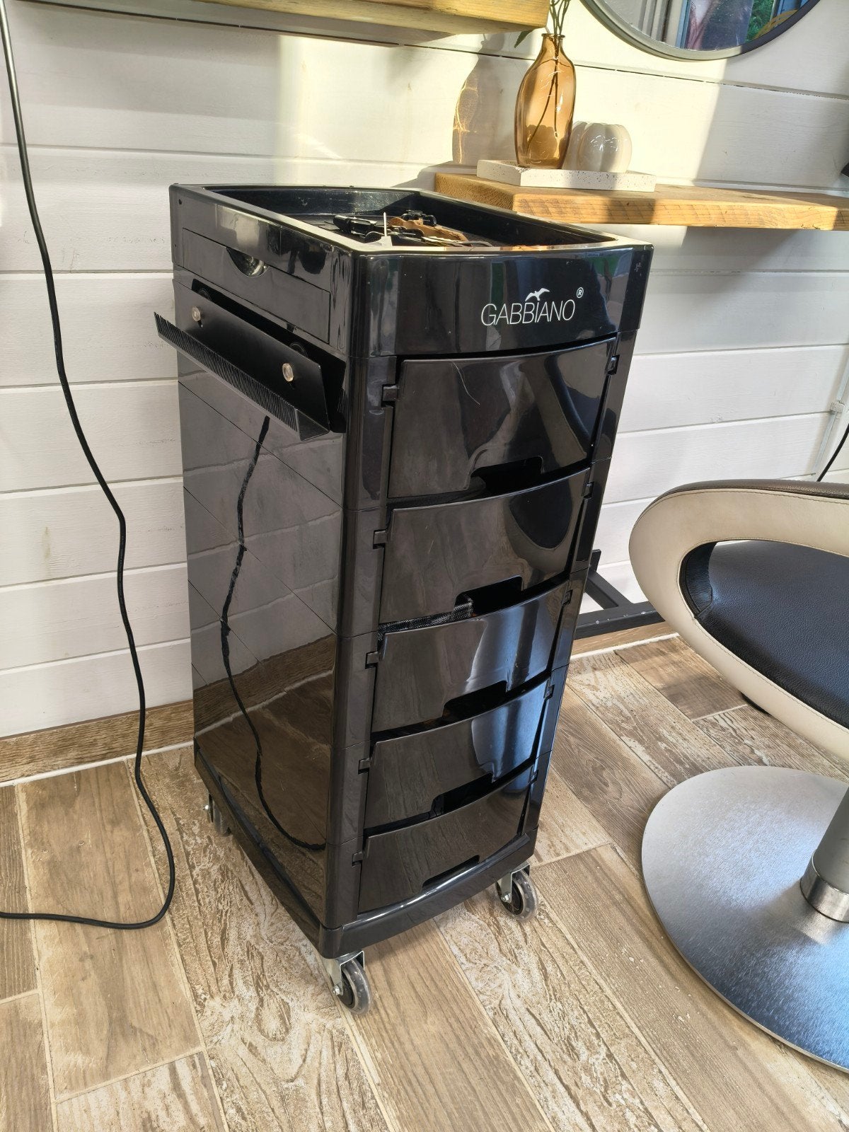 Inboedel kapsalon te koop ️
Volledige inboedel van kapsalon, Diensten en Vakmensen