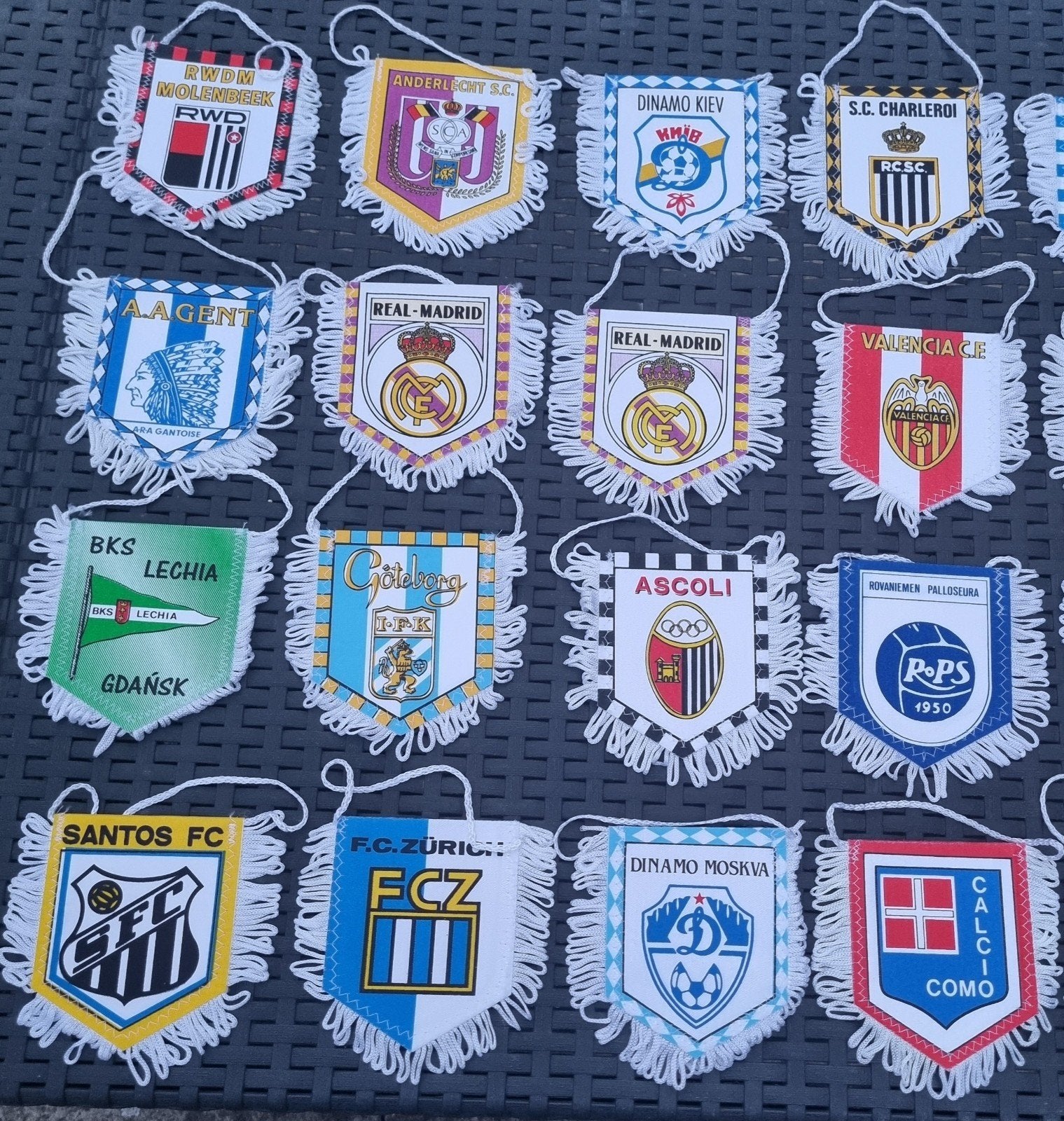 drapeaux de football 128 équipes, Enlèvement ou Envoi, Comme neuf, Fanion ou Écharpe