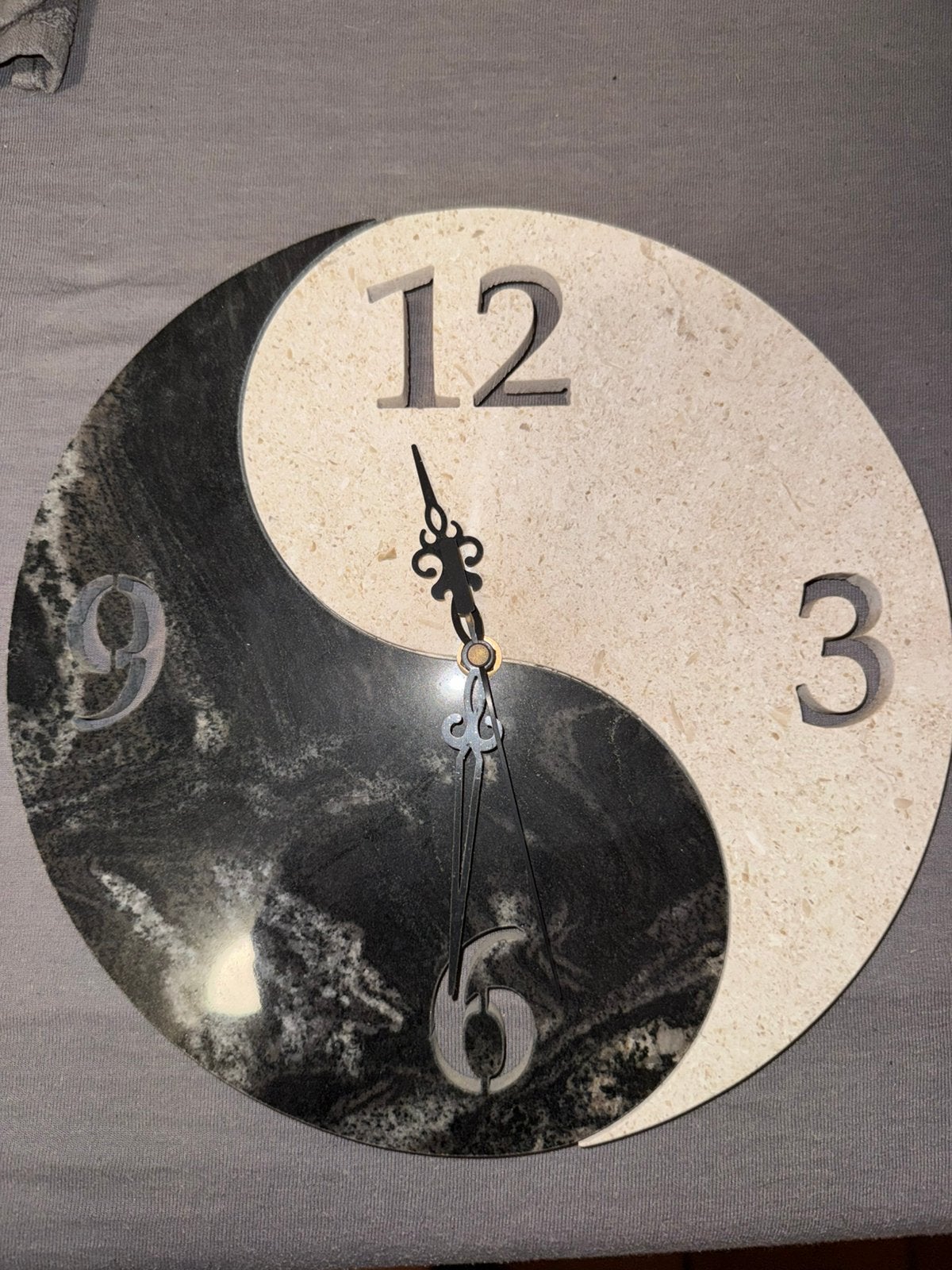 Yin-Yang wandklok van natuursteen – uit Kroatië, Wandklok, Analoog, Werkt op batterijen, Ophalen of Verzenden