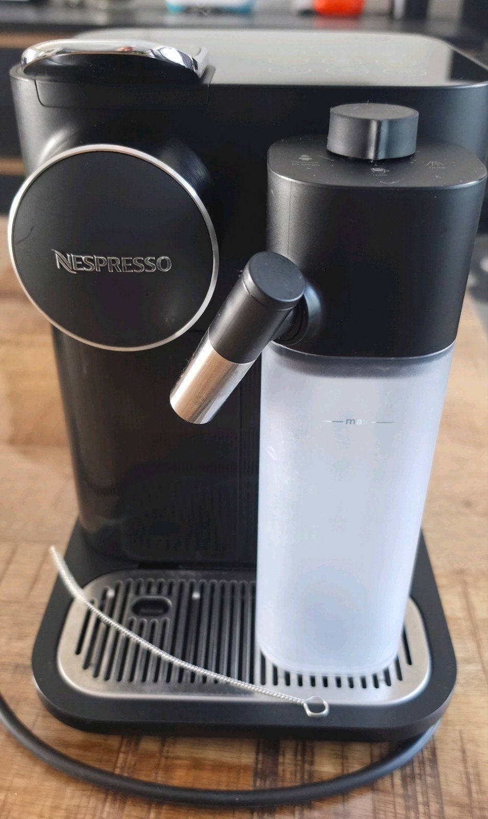 Nespresso Delonghi machine met melkschuimer, Ophalen, Koffiepads en cups, Espresso apparaat, Zo goed als nieuw