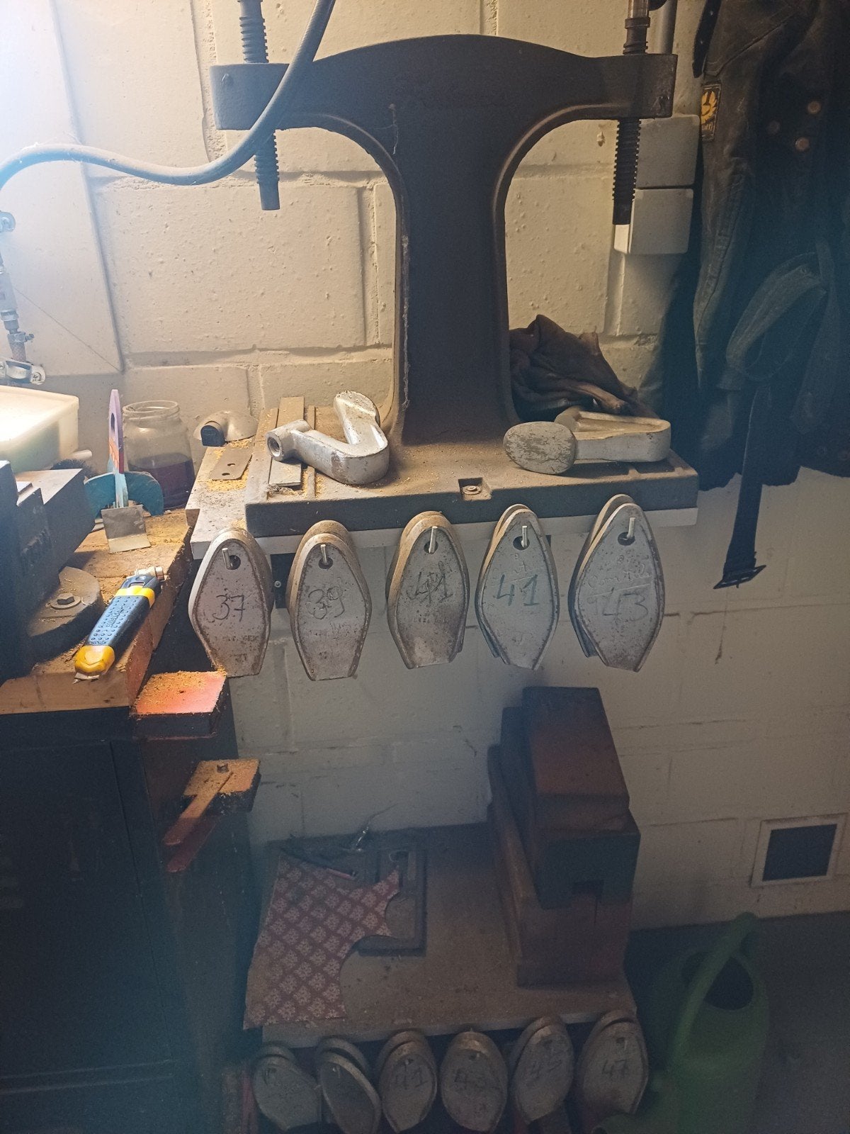 schoenmaker pers met mallen, Ophalen