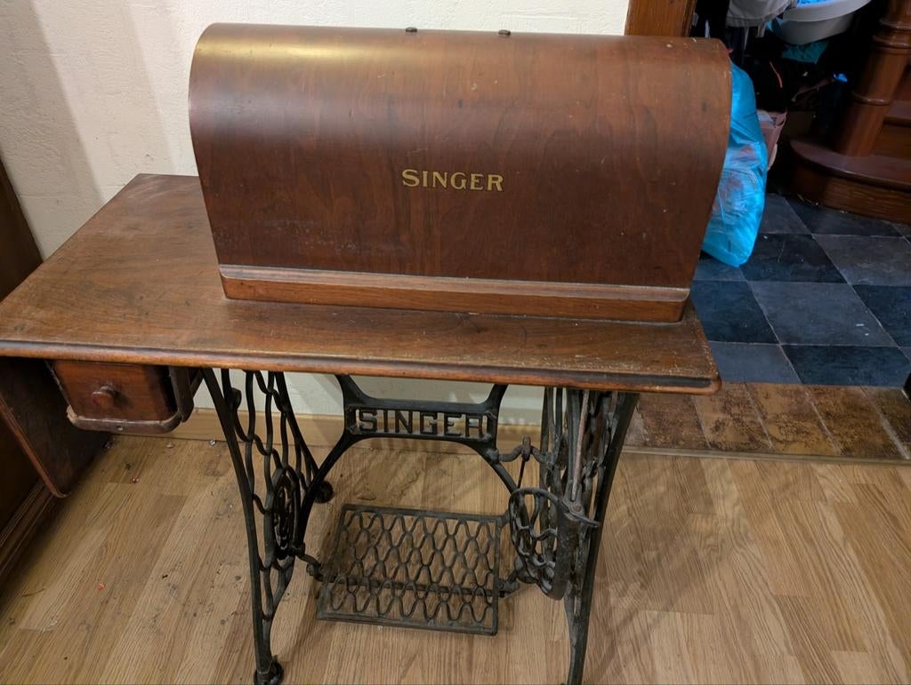 Antieke Singer naaimachine met tafel en voetpedaal – werkend, Ophalen
